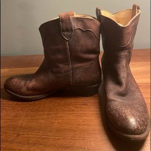 Super cute Frye ankle boot.  They have only been worn a few times.